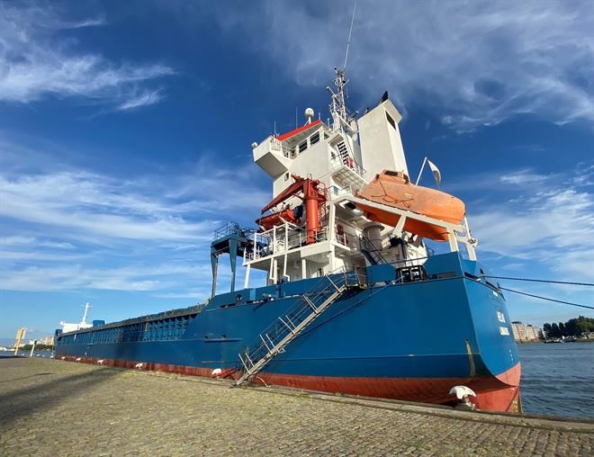 Containerschip 'Expert' in Rotterdam